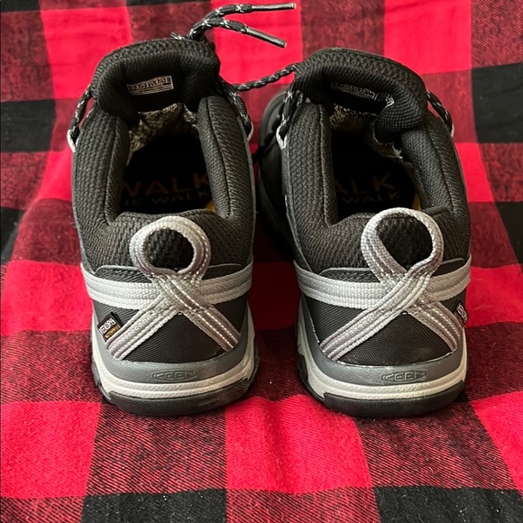 Keen Black and Gray Athletic Shoes with Mesh Fabric and Rubber Sole - Picture 4 of 6